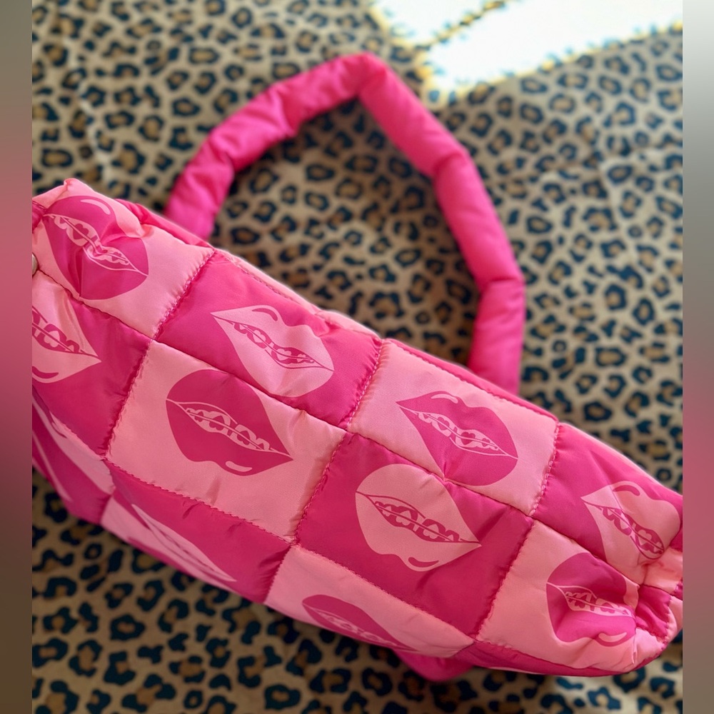Pink Puffer Tote With Lips Pattern - Picture 3 of 8